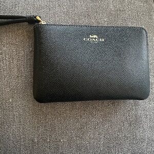 COACH Black Corner
Zip Wristlet
